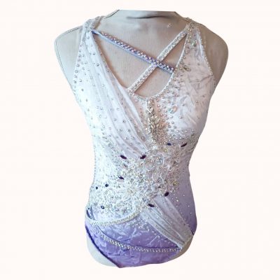 justaucorps blanc et lilas